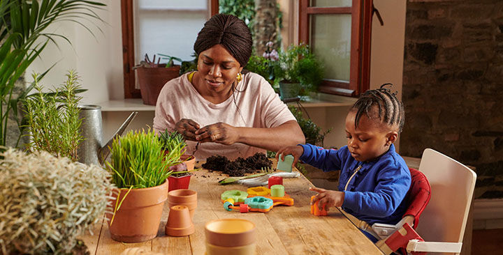 https://www.chicco.ch/dw/image/v2/BJJJ_PRD/on/demandware.static/-/Sites-Chicco-Switzerland-Library/default/dw85262e2e/site/landing-pages/eco-chicco/Parentmore_sustainability_04_720x366.jpg