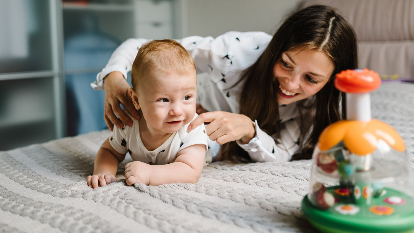 https://www.chicco.ch/dw/image/v2/BJJJ_PRD/on/demandware.static/-/Sites-Chicco-Switzerland-Library/default/dw9f2dcd7f/site/advice-pages/Tummy-Time-esercizi-per-il-neonato/TUMMY_TIME_1440X810px.jpg