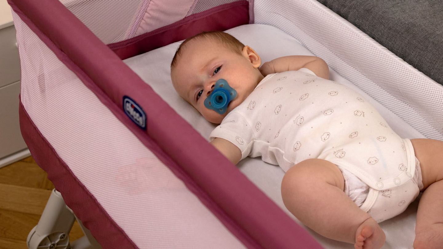 https://www.chicco.ch/dw/image/v2/BJJJ_PRD/on/demandware.static/-/Sites-Chicco-Switzerland-Library/default/dwbd5cb50f/site/13-Consigli/Articoli/Sonno/nanna-sicura/NEONATO_DORMIRE_1440X810.jpg