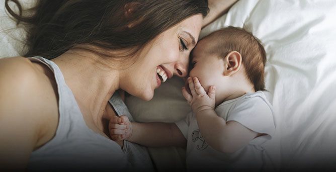 https://www.chicco.ch/dw/image/v2/BJJJ_PRD/on/demandware.static/-/Sites-Chicco-Switzerland-Library/default/dwc7650655/site/advice-pages/Il_neonato_a_2_mesi/BAMBINO_2_MESE.jpg